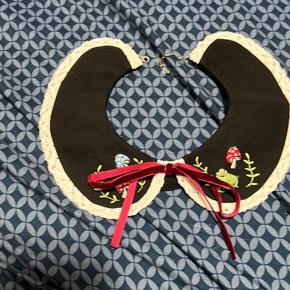 Removable dress shirt collar.
